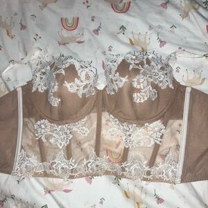 Victoria's Secret Tan and White Elegant Lace Bra